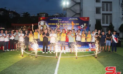Đội FC Phoenix vô địch Giải Bóng đá trung niên tỉnh Sơn La năm 2025