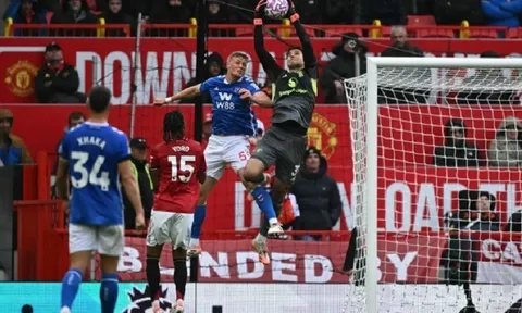 Thủ môn Senne Lammens của Man United được khen ngợi