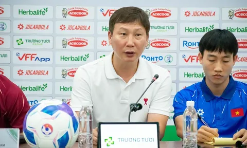 Huấn luyện viên Kim Sang-sik: “Hàng thủ đã mất tập trung”