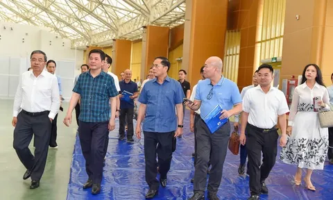 Đẩy nhanh tiến độ thi công các gian hàng Hội chợ mùa Thu