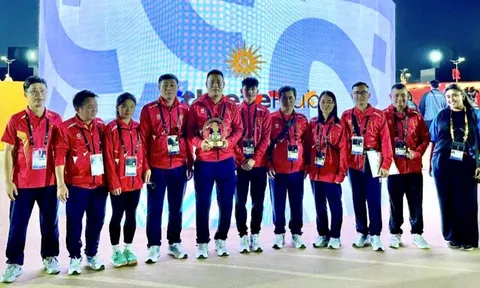 Vận động viên Bùi Tuấn Tú và Đỗ Phương Nguyên cầm cờ cho đoàn Thể thao Việt Nam tại Lễ khai mạc Đại hội Thể thao Trẻ châu Á 2025