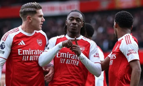 Arsenal thắng trận thứ 7 liên tiếp, Man City thua sốc