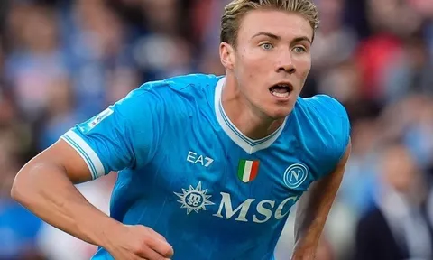 Napoli giữ vững ngôi đầu Serie A