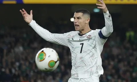 Cristiano Ronaldo bị đuổi trong trận thua thảm của Bồ Đào Nha