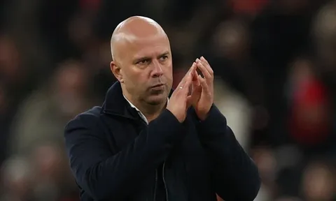 Tương lai của huấn luyện viên Arne Slot bị đặt dấu hỏi, Man United hỏi mua Guehi