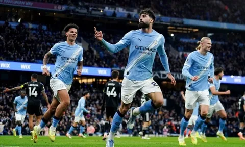 Man City thắng kịch tính ở phút bù giờ, huấn luyện viên Guardiola và Haaland tranh cãi