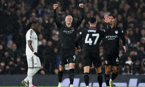 Tiền đạo Erling Haaland lập kỷ lục trong ngày Man City thắng kịch tính