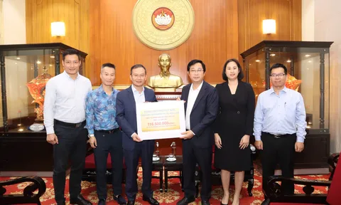 Đoàn Thể thao Việt Nam ủng hộ đồng bào bão lũ hơn 100 triệu đồng