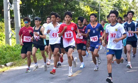 Hơn 400 vận động viên tham gia Giải Việt dã “Chinh phục đỉnh Hòn Me” 