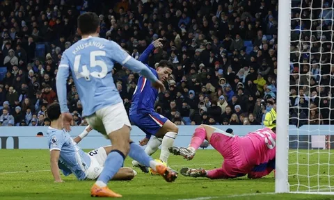 Man City đánh rơi chiến thắng trước Chelsea ở phút bù giờ
