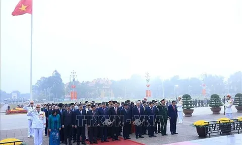 Các đại biểu dự Đại hội XIV của Đảng Cộng sản Việt Nam viếng Chủ tịch Hồ Chí Minh