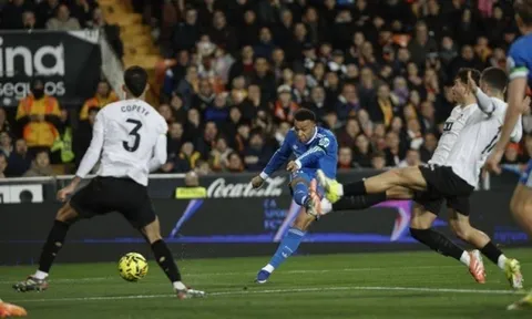 Real Madrid tiếp tục đeo bám Barcelona