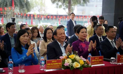 Bộ trưởng Nguyễn Văn Hùng bỏ phiếu tại khu vực số 7, phường Xuân Đỉnh, Hà Nội