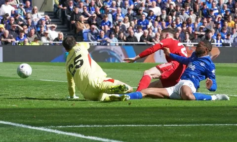 Liverpool thắng nghẹt thở trong chuyến làm khách Everton