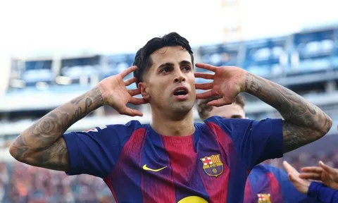 Hậu vệ Joao Cancelo hướng tới kỷ lục "độc nhất vô nhị"