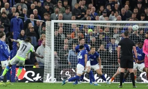 Man City dâng cơ hội vô địch cho Arsenal