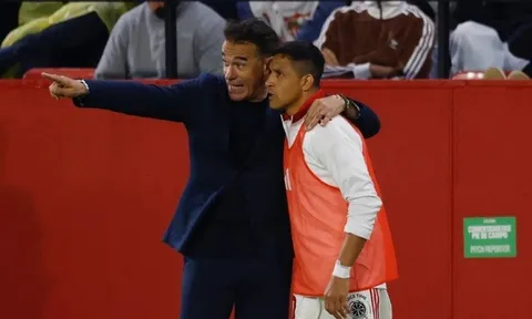 Alexis Sanchez tỏa sáng, Sevilla trở về từ 'cõi chết'