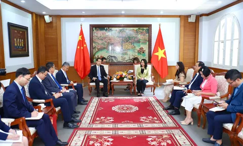 Bộ trưởng Lâm Thị Phương Thanh tiếp Đại sứ Trung Quốc Hà Vĩ