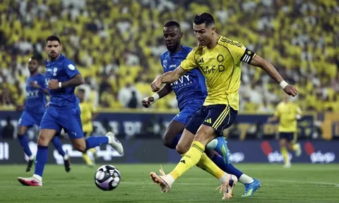 Ronaldo thất thần khi bị đồng đội cản đường vô địch Saudi Pro League