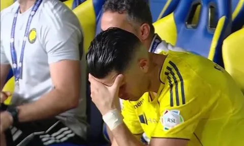 Ronaldo thất thần khi bị đồng đội cản đường vô địch Saudi Pro League