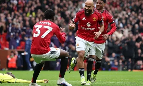 Man United thắng Nottingham Forest trong ngày trọng tài gây tranh cãi