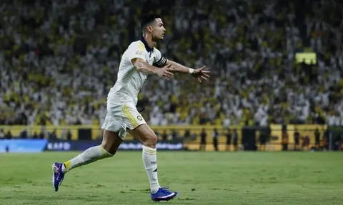 Cristiano Ronaldo nhận thưởng lớn, trượt giải Cầu thủ hay nhất mùa