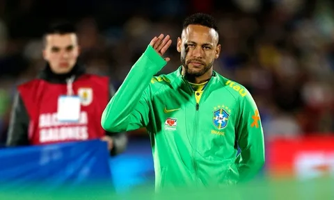 Chấn thương nặng hơn dự kiến, Neymar vẫn được đội tuyển Brazil giữ lại