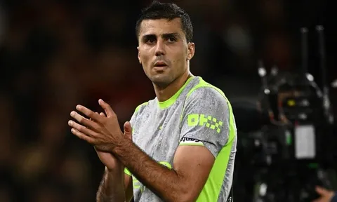 Man City gặp khó với Rodri, AS Roma hỏi mua Greenwood