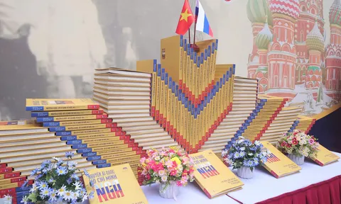 Ra mắt sách và triển lãm ảnh kỷ niệm 115 năm ngày Bác Hồ ra đi tìm đường cứu nước