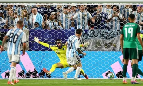Messi lập hat-trick, nhận "cơn mưa" lời khen từ khắp thế giới bóng đá
