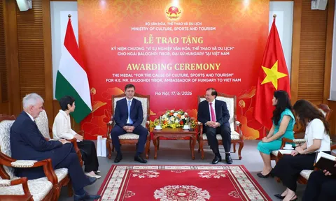 Trao Kỷ niệm chương “Vì sự nghiệp Văn hóa, Thể thao và Du lịch” cho Đại sứ Hungary tại Việt Nam