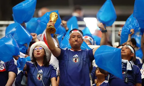 Vừa để cổ vũ, vừa để đựng rác - món đồ đa năng thông minh của các “Nippon Ultra”