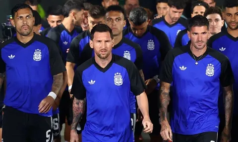 Messi bật cười khi Romero bị tịch thu đồ tại sân bay ở Mỹ