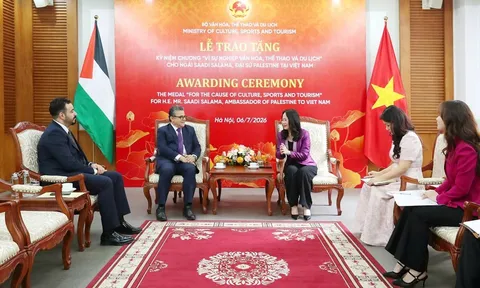 Trao tặng Kỷ niệm chương “Vì sự nghiệp Văn hóa, Thể thao và Du lịch” cho Đại sứ Palestine tại Việt Nam