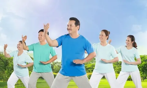 Bác Vũ Ninh - ở Gia Lai hỏi: Xin cho biết, người cao tuổi nên tập luyện thế nào và thời điểm nào tốt cho sức khỏe?