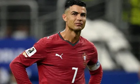 Huấn luyện viên Deschamps trước cột mốc lịch sử, FIFA chịu tác động vì Ronaldo
