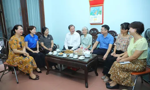 Lãnh đạo Bộ Văn hóa, Thể thao và Du lịch thăm, tặng quà gia đình liệt sĩ nhân kỷ niệm 79 năm Ngày Thương binh - Liệt sĩ