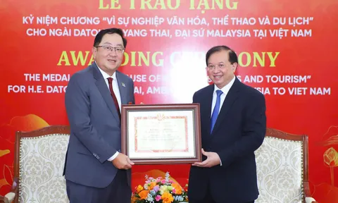 Trao Kỷ niệm chương "Vì sự nghiệp Văn hóa, Thể thao và Du lịch" cho Đại sứ Malaysia tại Việt Nam