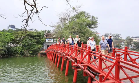 Tháng 7/2026: Khách quốc tế đến Việt Nam tăng 13,8%