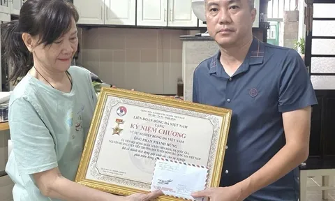 Huấn luyện viên Phan Thanh Hùng nhận Kỷ niệm chương “Vì sự nghiệp bóng đá Việt Nam”