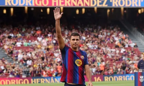 Rodri thành thần tượng mới ở Barca, Cancelo nổi giận
