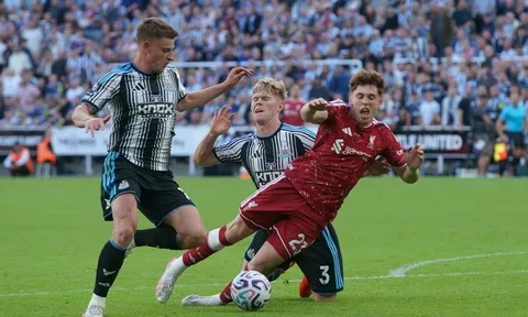 Liverpool thoát thua Newcastle ở phút 90+9