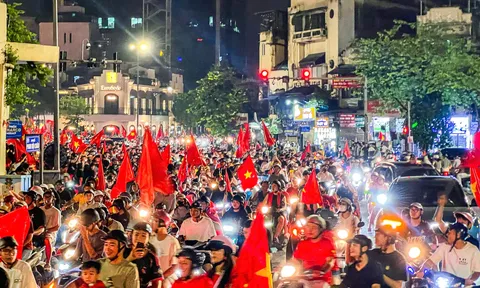 Hàng vạn người nhuộm đỏ phố phường, ăn mừng chiến thắng của đội tuyển Việt Nam