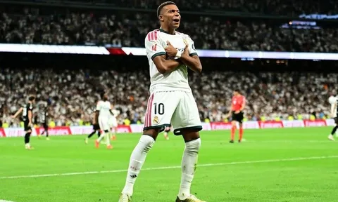 Real Madrid thắng đậm ngày Mbappe lập hat-trick, huấn luyện viên Mourinho tái xuất Bernabeu