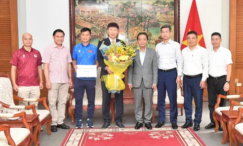 Đội tuyển bóng đá nam quốc gia Việt Nam vinh dự nhận quà của Thủ tướng Chính phủ
