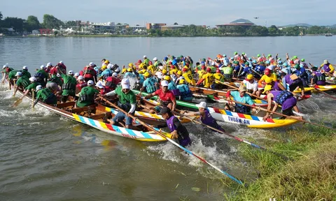 Giải đua ghe truyền thống trên sông Hương lần thứ 37