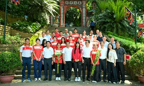 Đội tuyển điền kinh Việt Nam dâng hương tưởng niệm các Vua Hùng trước khi tham dự ASIAD 20