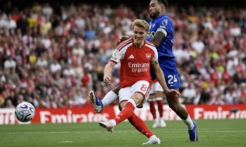 Arsenal thắng ngược Chelsea, Man United đánh rơi chiến thắng phút cuối