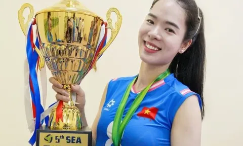 Hai tuyển thủ Lê Thanh Thúy và Đinh Quang Kiệt cầm cờ tại Lễ khai mạc ASIAD 20