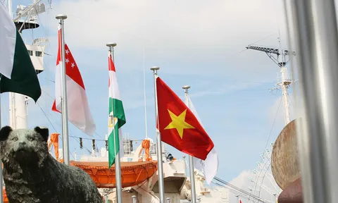 Quốc kỳ Việt Nam tung bay trên bầu trời Nagoya